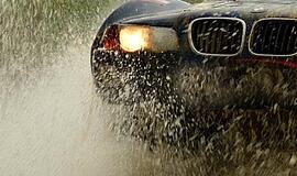 Prisiskraidė: BMW atsidūrė tvenkinio dugne