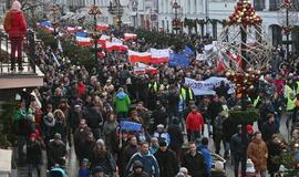 Šalies valdžia nepatenkinti lenkai surengė protestus