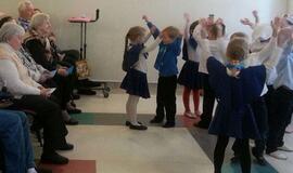 Senjorams - darželinukų dėmesys