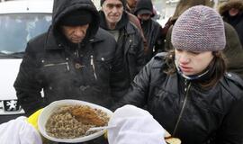 Skurdas tik į seimūnų duris nebeldžia