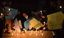 Pakistane vyko masinis budėjimas išpuolio universitete aukoms atminti