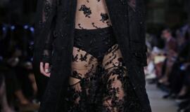 Pavasariui - variacijos apsinuoginimo tema