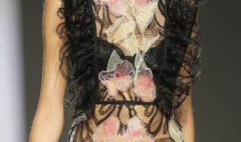 Pavasariui - variacijos apsinuoginimo tema