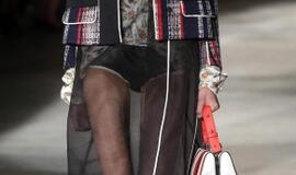 Pavasariui - variacijos apsinuoginimo tema