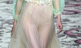 Pavasariui - variacijos apsinuoginimo tema