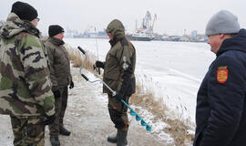 Pirmas reidas ant ledo: kontroliuojančiųjų daugiau nei žvejų