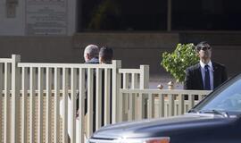 Buvęs Izraelio premjeras Ehudas Olmertas teigia "sunkia širdimi" einąs į kalėjimą