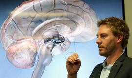 Sukurtas įrenginys, padedantis mintimis valdyti paralyžiuotą kūną