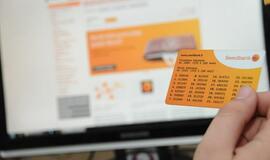 "Swedbank" įspėja: sukčiai taikosi į kodų kortelių naudotojus