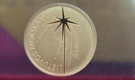 5 eurų aukso monetoje - lazerio žvaigždė