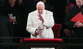 Popiežius Pranciškus smerkia kunigus pedofilus ir Europą dėl migrantų