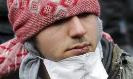 Protestuodama prieš pabėgėlių stovyklos Kalė mieste likvidavimą, grupė migrantų užsisiuvo burnas