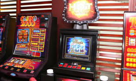 Siūloma apriboti galimybę nepilnamečiams patekti į lošimo automatų ar bingo salonus