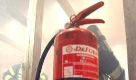 Universiteto laboratorijoje kilo gaisras: liepsną gesinęs studentas prisikvėpavo gesintuvo miltelių