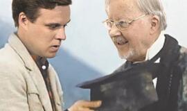 Anūkas vaikšto su ištiesta ranka