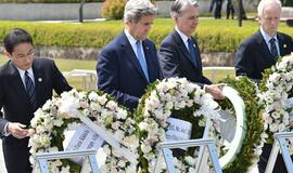 Džonas Keris tapo pirmuoju JAV valstybės sekretoriumi, apsilankiusiu Hirošimos memorialiniame parke