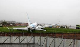 Ekvadore nuo nusileidimo tako nuslydo lėktuvas su 93 žmonėmis
