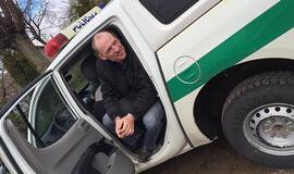 Girtas vairuotojas išvertė medį ir gėrė toliau