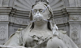 "Greenpeace" aktyvistai statuloms Londone uždėjo respiratorius