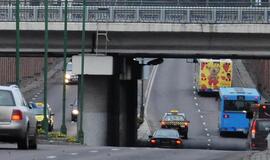 Nuo viaduko į autobusą mestas akmuo suskaldė stiklą