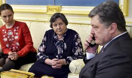 Petro Porošenka kartu su Nadijos Savčenko motina ir seserimi įkalbėjo ukrainietę nutraukti bado streiką