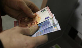SEB apklausa: pensijai lietuviai pradėtų taupyti, jei jų pajamos padidėtų 629 eurais