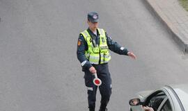 Pareigūnų stabdomas girtas kariškis nesustojo