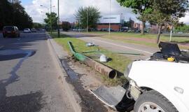 Ties "Studlendu" opelis rėžėsi į stulpą