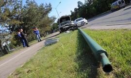 Ties "Studlendu" opelis rėžėsi į stulpą