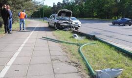 Ties "Studlendu" opelis rėžėsi į stulpą