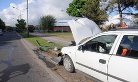 Ties "Studlendu" opelis rėžėsi į stulpą