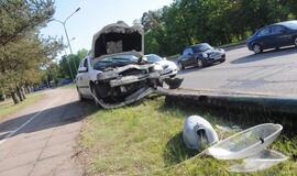 Ties "Studlendu" opelis rėžėsi į stulpą