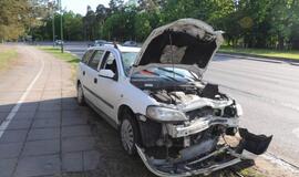 Ties "Studlendu" opelis rėžėsi į stulpą