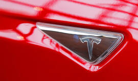 "Tesla" ketina parduoti savo akcijų už 2 mlrd. JAV dolerių