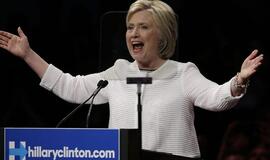 Hilari Klinton savo pergalę vadina "istorine moterims akimirka"