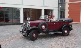 Teatro aikštę papuošė ispanų automobilių paroda