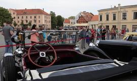 Teatro aikštę papuošė ispanų automobilių paroda