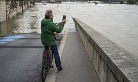 Prancūzija: dėl potvynio iš Luvro išnešami paveikslai