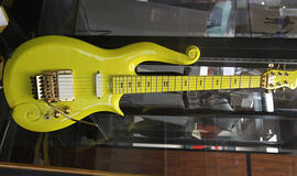 Žymioji geltonoji Princo gitara JAV aukcione parduota už 137,5 tūkst. JAV dolerių