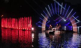 Fontanai su raudonu kilimu