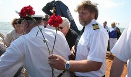 Vainikų nuleidimas į jūrą