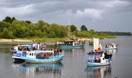 Rusnė Tautišką giesmę giedojo laivuose