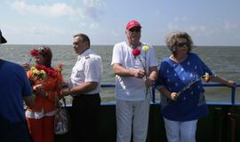 Vainikų nuleidimas į jūrą