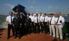 Vainikų nuleidimas į jūrą