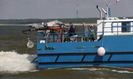 Vainikų nuleidimas į jūrą