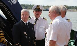 Vainikų nuleidimas į jūrą