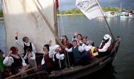 Rusnė Tautišką giesmę giedojo laivuose