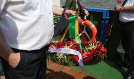 Vainikų nuleidimas į jūrą