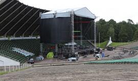 Ruošiama scena Džordanos Butkutės koncertui