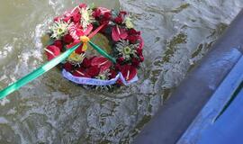 Vainikų nuleidimas į jūrą